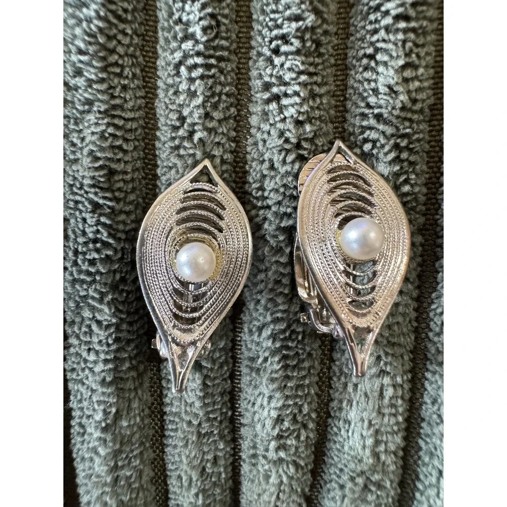 Vintage Silver Tone Leaf Filigree Clip On Earrings with‎ Faux Pearl Germany